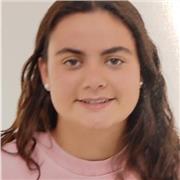 Estudiante universitaria da clases de refuerzo a niños de primaria y secundaria